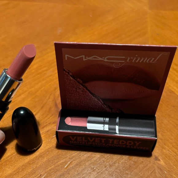 MAC Matte Lipstick Velvet Teddy - Picture 4 of 16